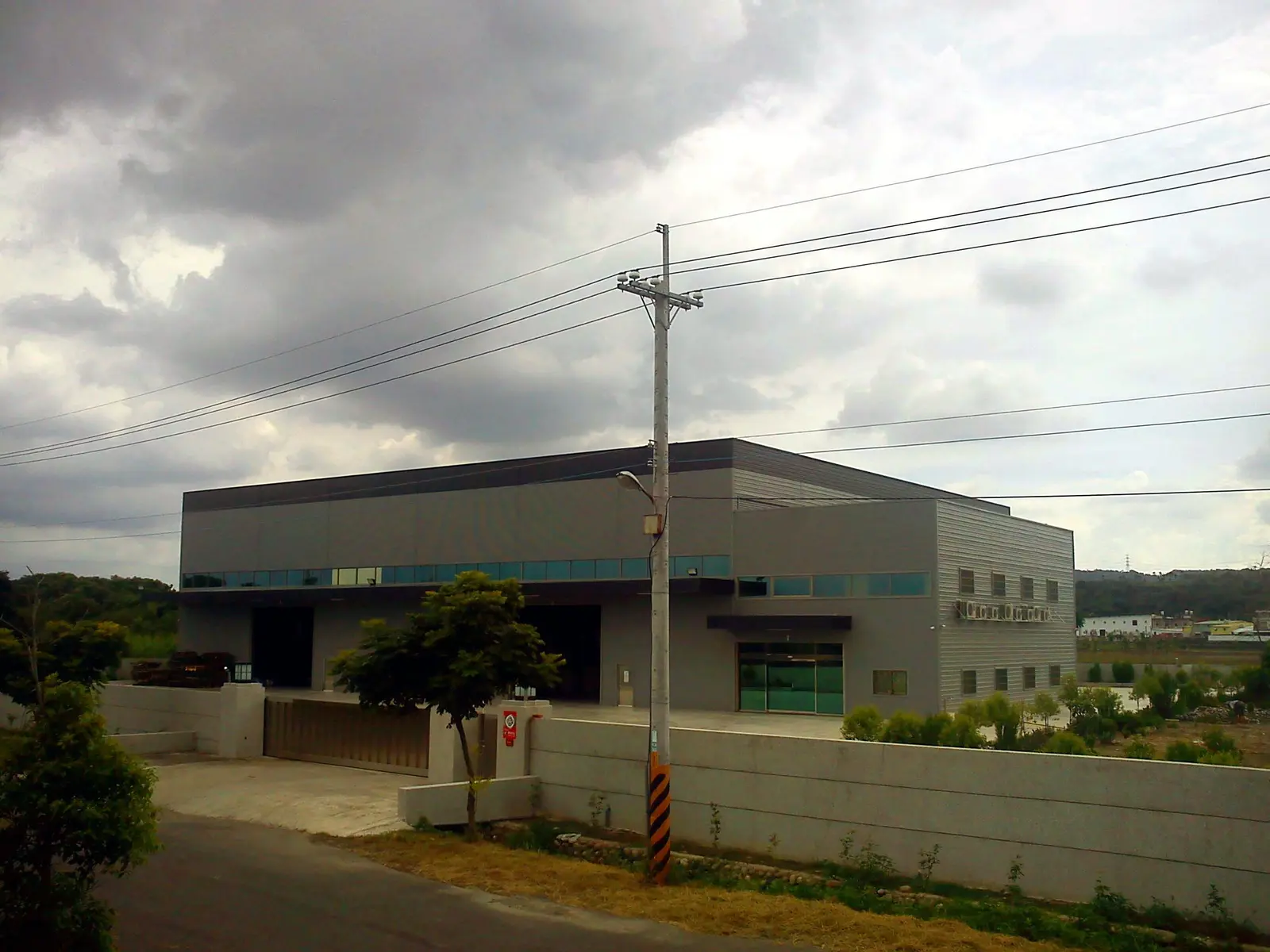 Wide view of the Sheen Year Plastic factory exterior